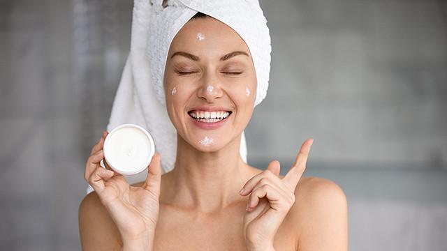 Lotion vs Moisturizer: What's the Difference and Which One Should You Use? lotion & moisturizer